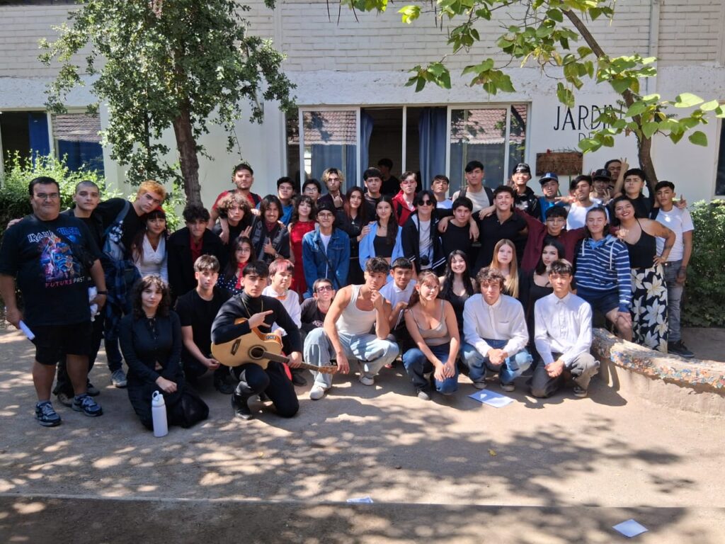 Estudiantes realizando el Acto por la Vida en conmemoración de víctimas de derechos humanos durante la dictadura en Chile