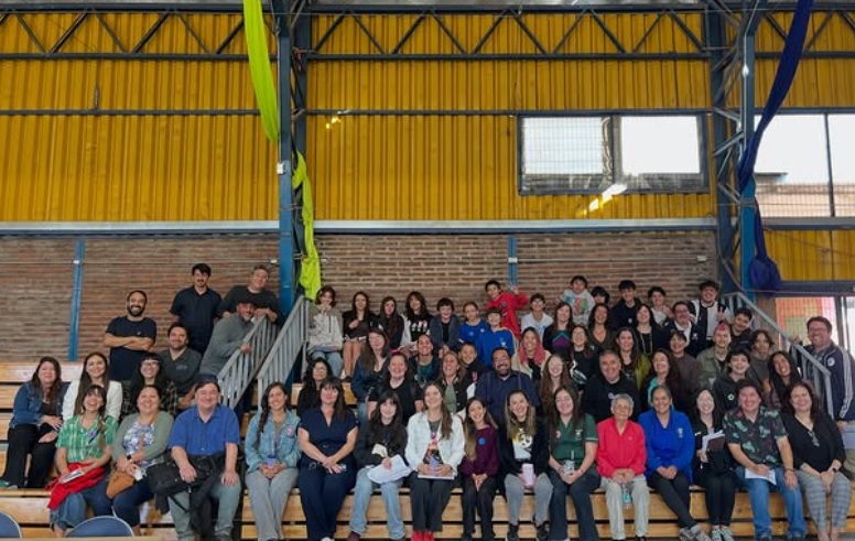 Comunidad educativa participando en jornada RICE de revisión del Reglamento Interno de Convivencia Escolar